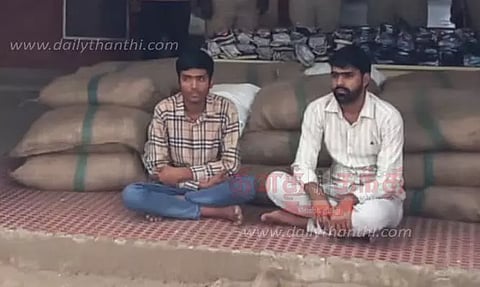 காரில் கடத்திய ரூ.11½ லட்சம் புகையிலை பொருட்கள் பறிமுதல்