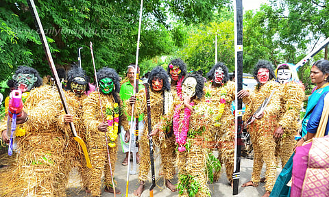 ஏழைகாத்த அம்மன் கோவில் திருவிழா: உடலில் வைக்கோலை சுற்றிக்கட்டி நேர்த்திக்கடன் செலுத்திய ஆண்கள்