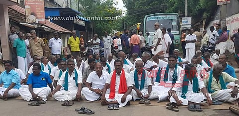 திருமண்டங்குடி கரும்பு விவசாயிகள் சாலை மறியல்