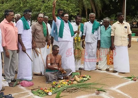 கருகிய பயிர்களுக்கு திதி கொடுத்து விவசாயிகள் போராட்டம்