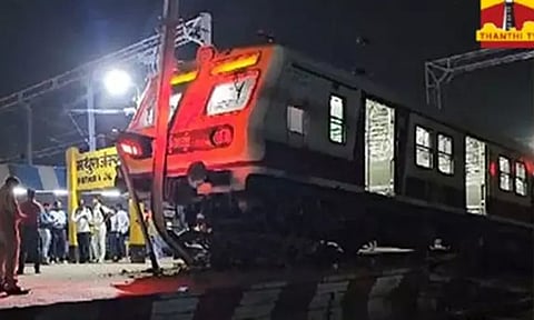 உத்தரபிரதேசத்தில் நடைமேடையில் ஏறி நின்ற மின்சார ரெயில்..!