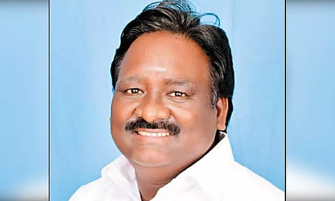 காஞ்சீபுரம் மாவட்ட காங்கிரஸ் தலைவர் விபத்தில் பலி; சாலையோர ஓட்டலில் சாப்பிட்டபோது சரக்கு வேன் மோதியது