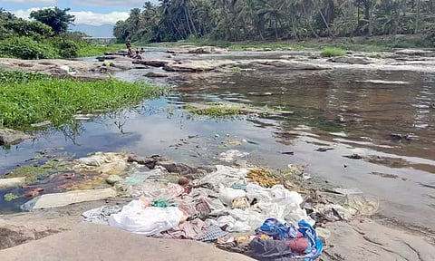 பொள்ளாச்சி பகுதிகளில் ஆழியாற்றில் குவியும் கழிவுகளால் தண்ணீர் மாசுபடும் அபாயம்- உரிய நடவடிக்கை எடுக்க சமூக ஆர்வலர்கள் வலியுறுத்தல்