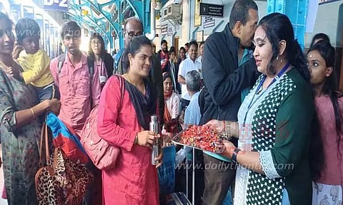 ஊட்டி வந்த பயணிகளுக்கு இனிப்பு வழங்கி வரவேற்பு