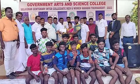 கல்லூரிகளுக்கு இடையே கபடி போட்டி: வெற்றி பெற்றவர்களுக்கு பரிசு