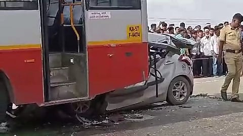 நின்ற அரசு பஸ் மீது கார் மோதல்; பெண் உள்பட 4 பேர் பலி