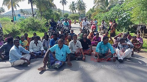 மயானத்துக்கு வழிகேட்டு இறந்தவரை அடக்கம் செய்ய மறுப்பு