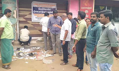 வாடகை பாக்கி செலுத்தாததால் கோவிலுக்கு சொந்தமான 4 கடைகளுக்கு 'சீல்'