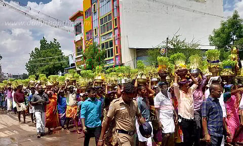 முளைப்பாரியுடன் பக்தர்கள் நேர்த்திக்கடன்