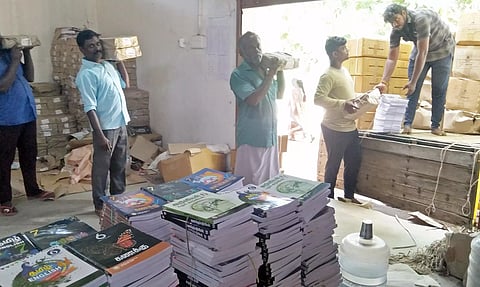 பள்ளிகளுக்கு 2-ம் பருவ பாடப்புத்தகங்கள் அனுப்பும் பணி தீவிரம்