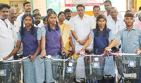 கூடலூர் அரசு மேல்நிலைப்பள்ளியில் 90 மாணவ - மாணவிகளுக்கு இலவச சைக்கிள்கள்