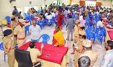 போலீஸ் அதிகாரிகள் முன்னிலையில் நடந்த குறைதீர்க்கும் முகாமில் 223 மனுக்களுக்கு தீர்வு