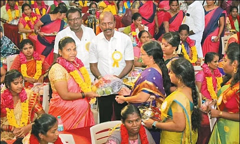 கர்ப்பிணிகளுக்கு சமுதாய வளைகாப்பு விழா: அமைச்சர் மா.சுப்பிரமணியன் சீர்வரிசை வழங்கினார்