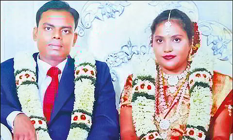 கடன் தொல்லையால் பரிதாபம்: மனைவி, மகளுடன் முன்னாள் ராணுவ வீரர் தற்கொலை