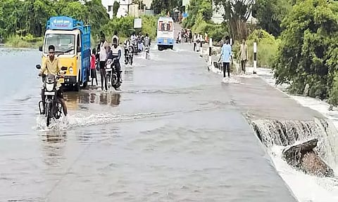 ஆரணி, கொசஸ்தலை ஆற்றில் வெள்ளப்பெருக்கு; தரைப்பாலங்கள் நீரில் மூழ்கியது