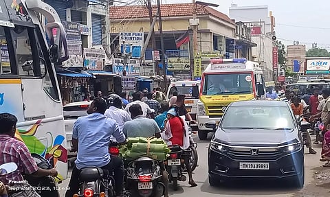 நெரிசலில் சிக்கிய 2 ஆம்புலன்ஸ் வாகனம்