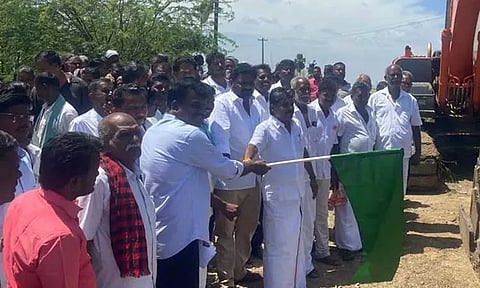 ஓட்டப்பிடாரம் அருகே ரூ.13.83 கோடியில் அணைக்கட்டு, பாலங்கள் கட்டுமான பணி தொடக்கம்