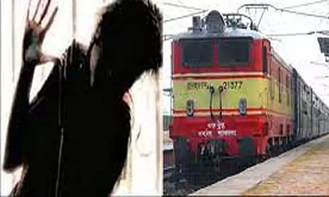 மணியாச்சி ரெயில் நிலையத்தில்ரெயில் முன் பாய்ந்து முதியவர் தற்கொலை