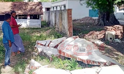 பள்ளிக்கூட சுற்றுச்சுவரை சேதப்படுத்திய காட்டு யானை