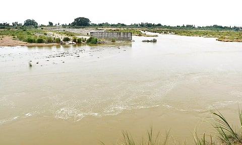 2 அணைக்கட்டுகள் கட்டாததால் வீணாக கடலில் கலக்கும் தண்ணீர்