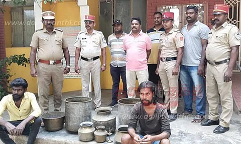 வீடு புகுந்து பித்தளை பாத்திரங்கள் திருடிய 2 பேர் கைது