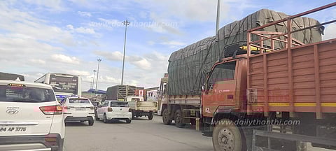 ஓசூர் அருகேதமிழக- கர்நாடக எல்லையில் போக்குவரத்து நெரிசல் வாகன ஓட்டிகள் அவதி