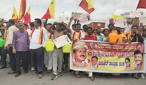 ஓசூர் அருகே கர்நாடக எல்லையில்நெற்றியில் நாமம் அணிந்து கன்னட அமைப்பினர் காலிக்குடங்களுடன் போராட்டம்பெண்கள் உள்பட 100-க்கும் மேற்பட்டோர் கைது