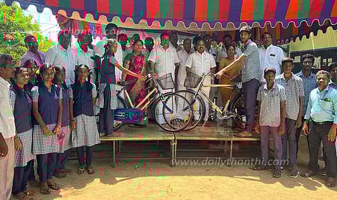 திருமால்பூர் அரசு மேல்நிலைப்பள்ளியில்மாணவ, மாணவிகளுக்கு சைக்கிள்கள்