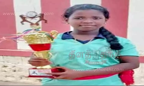 சிலம்பாட்டத்தில் சாதனை படைத்த மாணவிக்கு பாராட்டு