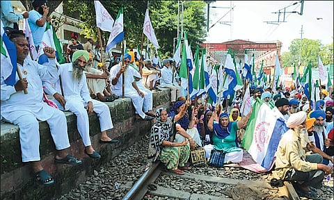 பஞ்சாப் விவசாயிகள் 3 நாட்கள் ரெயில் மறியல்: தண்டவாளத்தில் அமர்ந்து போராட்டம்