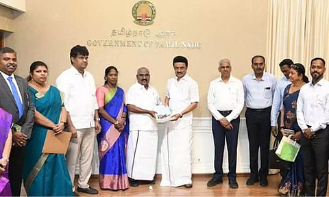 இலங்கைத் தமிழர்களின் நலனுக்கான ஆலோசனைக் குழுவின் இடைக்கால அறிக்கை முதல்-அமைச்சரிடம் ஒப்படைப்பு