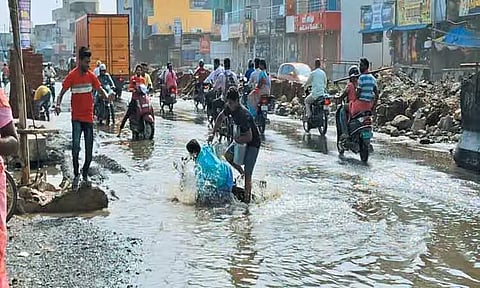 வண்டலூர்- வாலாஜாபாத் சாலையில் மழைநீருடன் கழிவு நீர் கலந்து ஓடுவதால் வாகன ஓட்டிகள் அவதி