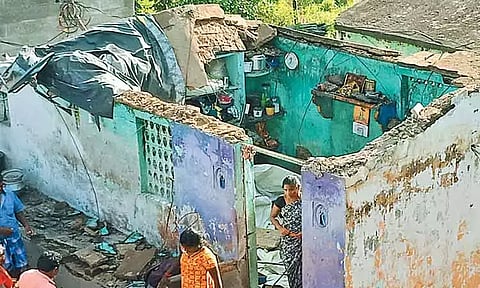 உத்திரமேரூர் அருகே தொகுப்பு வீடு மேற்கூரை இடிந்து விழுந்து பொருட்கள் சேதம்