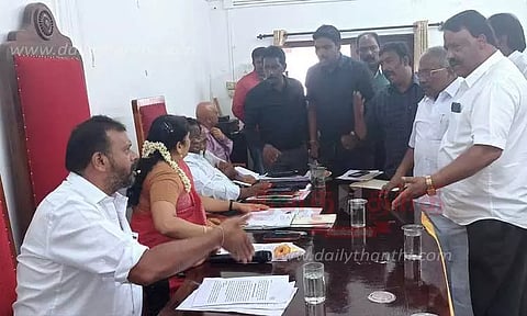 நகராட்சி கூட்டத்தில் இருந்து அ.தி.மு.க. கவுன்சிலர்கள் வெளிநடப்பு