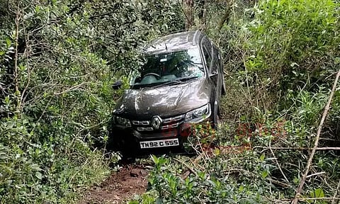 200 அடி தூரத்துக்கு பள்ளத்தில் இறங்கிய கார்