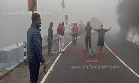 வால்பாறை மலைப்பாதையில் கடும் பனிமூட்டம் -வாகன ஓட்டிகள் கவனமாக செல்ல போலீசார் அறிவுறுத்தல்