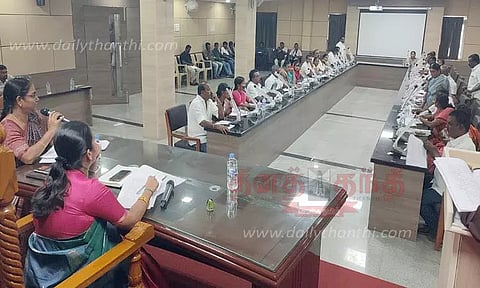 கடைகள் ஏலம், வரி விதிப்பு, பெயர் மாற்றம் தொடர்பாக வருவாய் அதிகாரியுடன் கவுன்சிலர்கள் காரசார விவாதம்-நகராட்சி கூட்டத்தில் பரபரப்பு