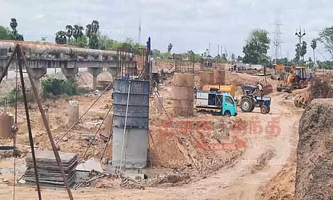 காவனூரில் உயர்மட்ட பாலம் அமைக்கும் பணி தீவிரம்