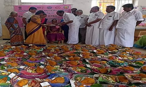 கிணத்துக்கடவில் 100 கர்ப்பிணிகளுக்கு சமுதாய வளைகாப்பு-செ.தாமோதரன் எம்.எல்.ஏ. சீர்வரிசை வழங்கினார்