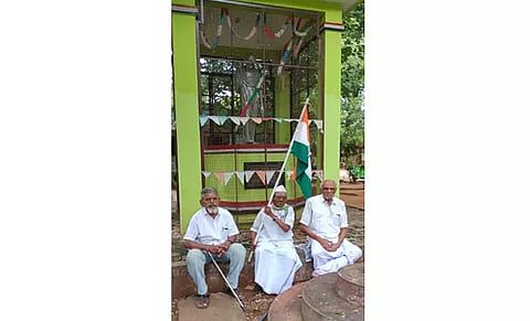 காமராஜர் சிலை வைக்கக்கோரி தேசிய கொடியுடன் தியாகிகள் உண்ணாவிரதம்