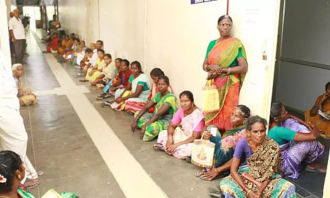 மகளிர் உரிமைத் தொகை திட்டத்தில் மேல்முறையீட்டுக்கு கட்டணம் பெறக்கூடாது என்பதால்சர்வர் பழுதானதாக கூறி பெண்களை அலைக்கழிக்கும் இ-சேவை மையத்தினர் :கலெக்டர் அலுவலகத்தில் குவிந்தனர்