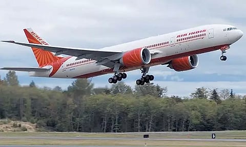 விமானத்தில் காபி கொட்டியதால் பெண் பயணி காயம்: ஏர் இந்தியா நிறுவனம் மன்னிப்பு கேட்டது