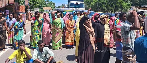 வீட்டுமனை பட்டா வழங்கக்கோரி பொதுமக்கள் சாலைமறியல்