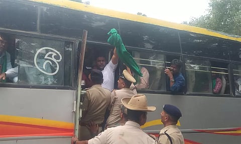 மைசூருவில் முழுஅடைப்புக்கு ஆதரவு போராட்டத்தில் ஈடுபட்ட விவசாயிகள் கைது