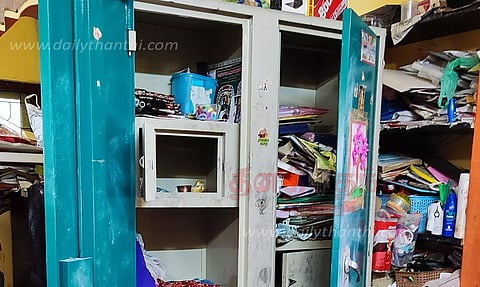 வீட்டின் பூட்டை உடைத்து 4 பவுன் நகைகள் திருட்டு