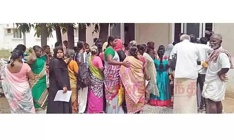 மகளிர் உரிமைத்தொகைக்காக மேல்முறையீடு: இ-சேவை மையங்களில் அலைமோதும் பெண்கள் கூட்டம்