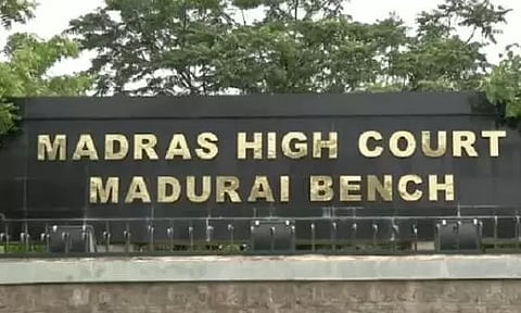 சுங்கச்சாவடி திட்ட இயக்குனர்கள் தனி அதிகாரம் படைத்தவர்கள் போல செயல்படுவதா?நீதிபதிகள் கேள்வி