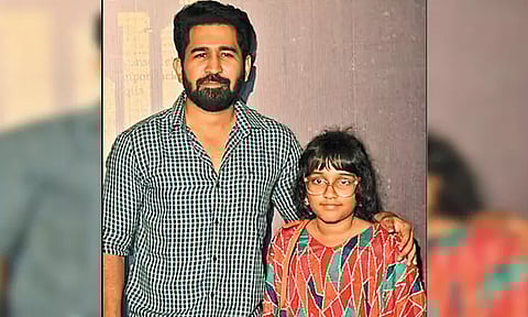 பட விழாவுக்கு இளைய மகளுடன் வந்த நடிகர் விஜய் ஆண்டனி