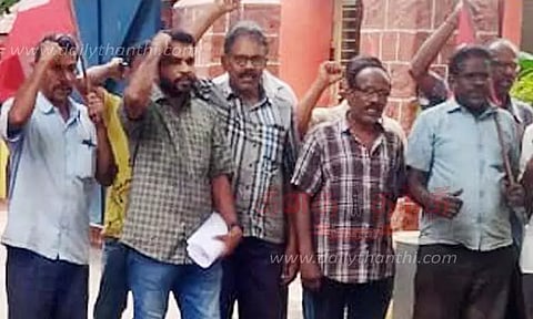 ரெயில்வே ஊழியர்கள் ஆர்ப்பாட்டம்