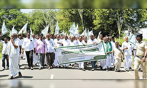 திருத்தணி கூட்டுறவு சர்க்கரை ஆலையை மேம்படுத்தக்கோரி கலெக்டர் அலுவலகத்தை நோக்கி விவசாயிகள் நடைபயணம் - 114 பேர் கைது